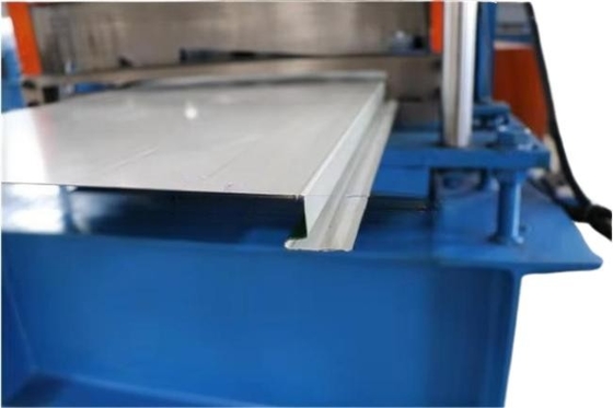 ধাতব ওয়াল এবং Soffit প্রোফাইল রোল গঠন মেশিন মসৃণ এবং সুন্দর চূড়ান্ত পণ্য জন্য